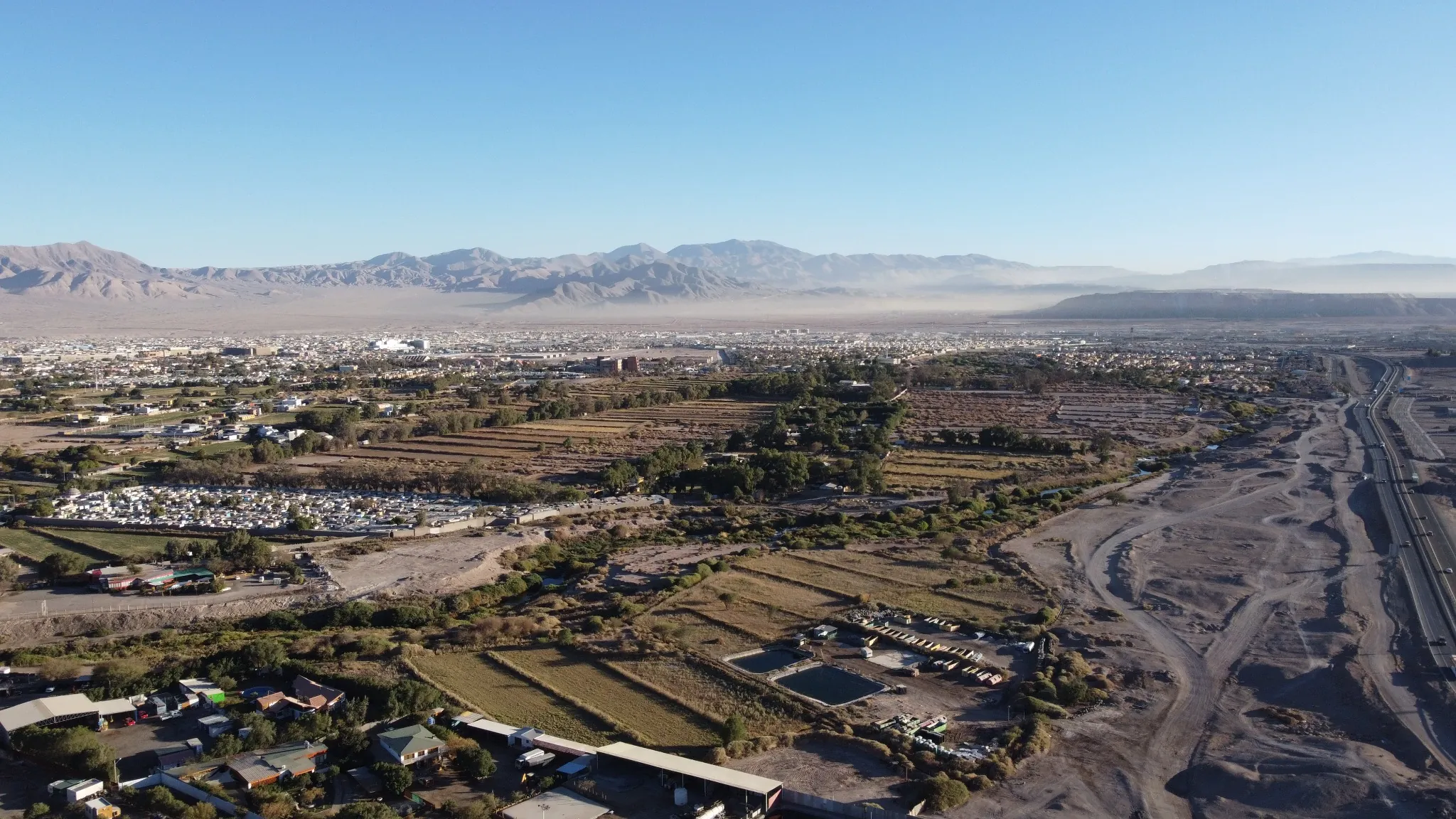 Vista aérea de Calama y el desierto