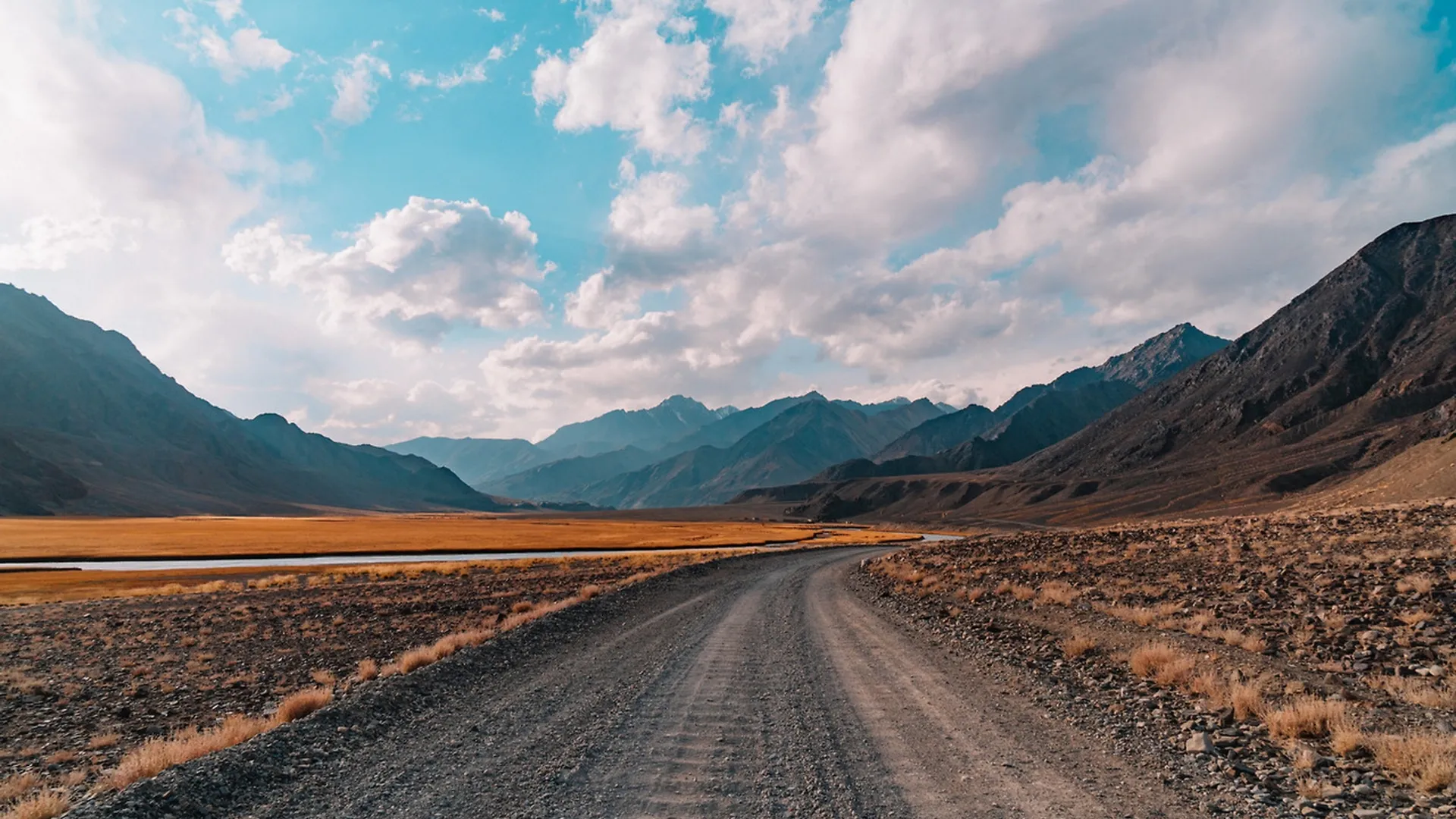 Camino entre las montañas del desierto de Atacama