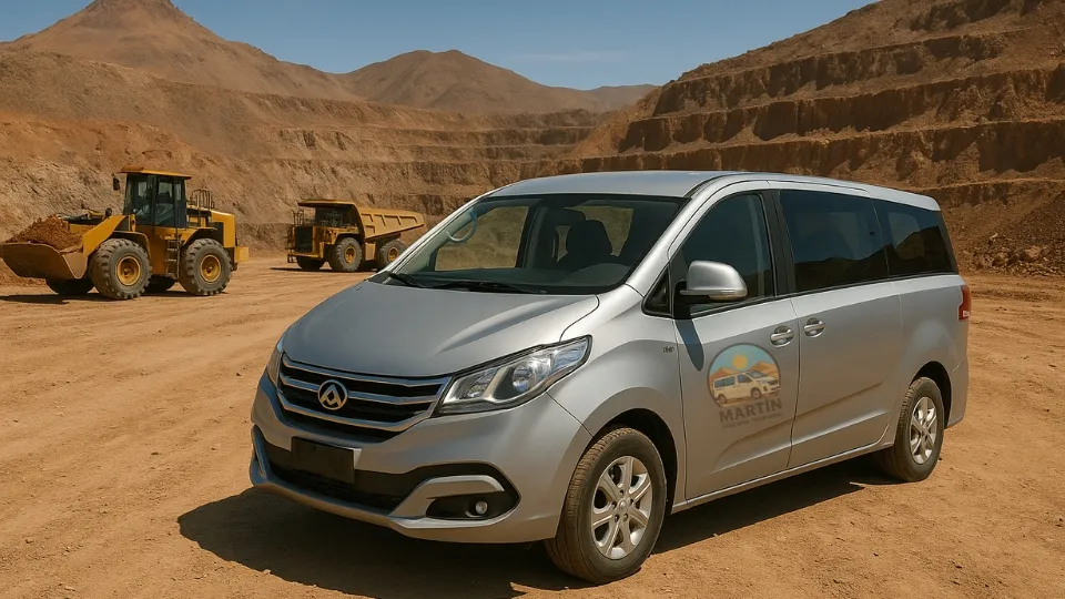 Van plateada de Martín Atacama Transfers en una faena minera
